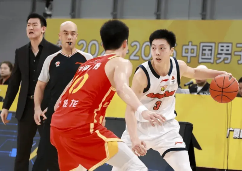 kaiyun-胡明轩出战18分钟，投篮1中0、罚球4中2得到2分1篮板3助攻